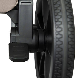 Задние колеса с рычажной амортизацией и удобная педаль тормоза