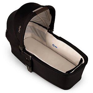 Внутри обивка из натуральной ткани и мягкий эргономичный матрасик