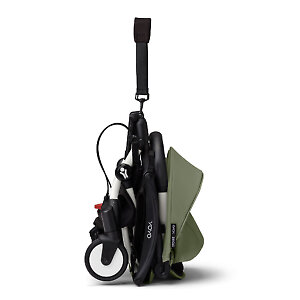 Коляска складывается и раскладывается одной рукой, ее можно переносить на плече