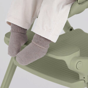 Поверхность подножки ребристая, ножки не соскальзывают с неё