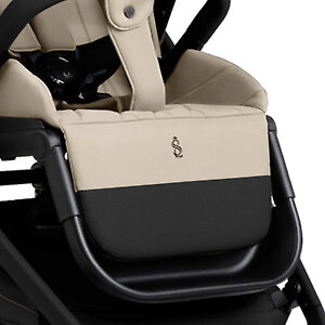 Подножка сиденья с антигрязевым покрытием и ребристая полочка для ног подросшего ребенка