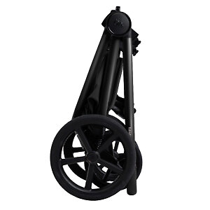 В сложенном виде коляска стоит вертикально