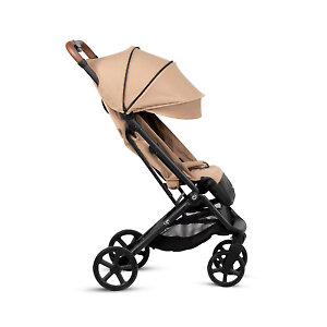 Капюшон можно увеличить для защиты от солнца или осадков