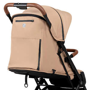 На задней части капора есть кармашек для мелочей