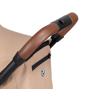 Ручка коляски не регулируется по высоте, покрыта экокожей, по центру кнопка сложения