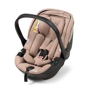 Мягкий вкладыш поддерживает естественное положение вашего малыша, а ремни с плечевыми накладками надежно фиксируют его внутри