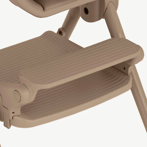 Подножка выполнена из полиамида, армированного стекловолокном