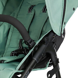 Бампер легко отстегивается с обеих сторон, можно полностью снять