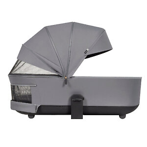 В изголовье люльки два сетчатых окошка для вентиляции летом