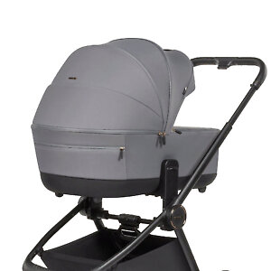 Оба сетчатых окошка закрываются тканевыми шторками