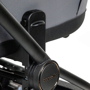 Снизу есть пластиковые ножки, чтобы вы могли поставить люльку на землю