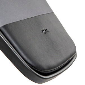 Подножка покрыта экокожей для простоты чистки от загрязнений