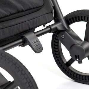 Педаль тормоза ребристая, расположена по центру задней оси