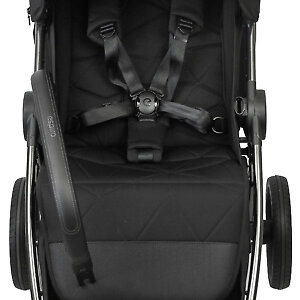 Для фиксации ребенка бампер в экокоже и 5-ти точечные ремни с мягкими накладками и магнитным замком