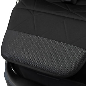 Практичная, усиленная ткань на подножке, облегчающая поддержание коляски в чистоте