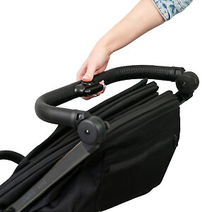 Коляска автоматически складывается одной рукой