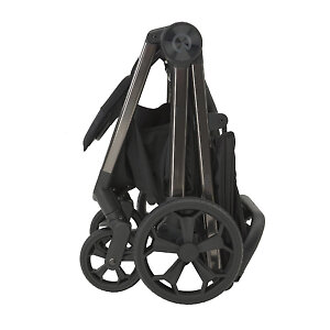 В сложенном виде коляска стоит в вертикальном положении