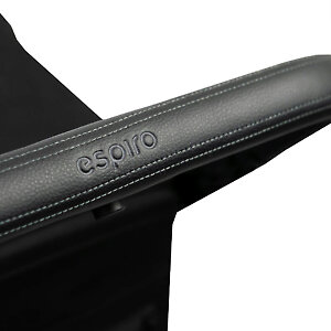 Ручка покрыта приятной для хвата экокожей с оригинальной прострочкой