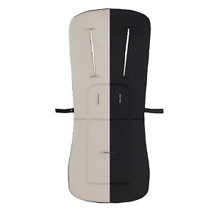 В комплекте коляски двусторонний матрасик на сиденье