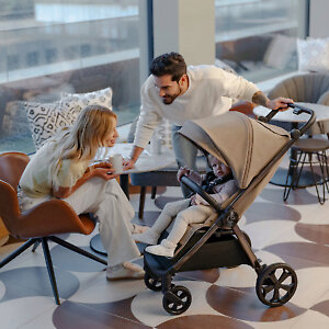 Современная коляска, сочетающая динамичный дизайн с функциональностью, обеспечивая плавное управление и повседневный комфорт