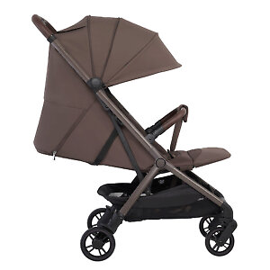 У коляски объемный капюшон с дополнительной секцией на молнии