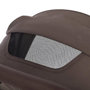 Для наблюдения за ребенком в капюшоне предусмотрено смотровое окошко