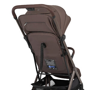 Наклон спинка сиденья регулируется ременной системой, в верхней части спинки есть кармашек