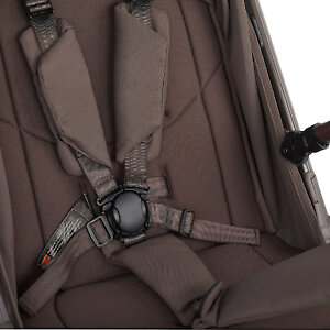 За надежную фиксации ребенка в коляске отвечают 5-ти точечные ремни с магнитным замком
