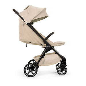 Опустив спинку и подняв подножку можно получить ровное место для сна