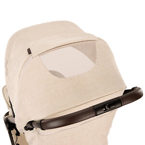 В капоре есть смотровое окошко со шторкой на магните