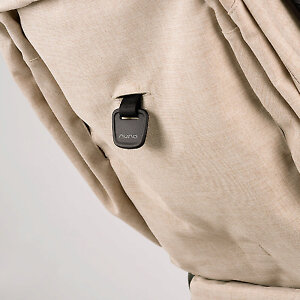 Спинка коляски регулируется по наклону ремешком