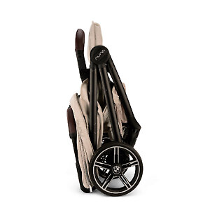 Коляска складывается одной рукой в компактный блок