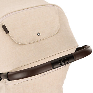 Ручка коляски покрыта приятной на ощупь экокожей, по центру система сложения