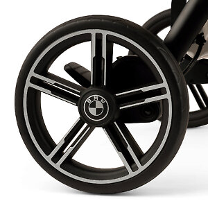 У коляски большие резиновые колеса с хорошей амортизацией