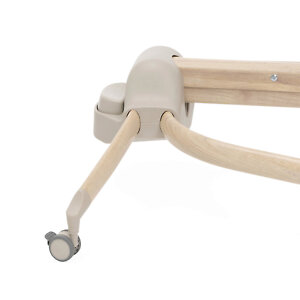 Большая кнопка в основании для регулировки высоты сиденья