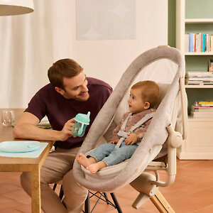 В качестве стульчика для кормления можно отрегулировать высоту вровень с обеденным столом