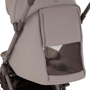 На задней части капора есть вентиляционное окно, закрываемое шторкой на молнии