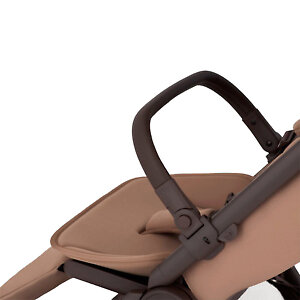 Откидной бампер в чехле из экокожи для дополнительной защиты ребенка