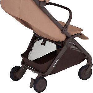 У коляски Air-Q четыре колеса диаметром 13 см, корзина с откидным задним бортиком и удобный тормоз