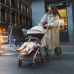 Невероятно стильная и легкая в управлении прогулочная коляска