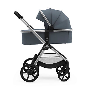 Капюшон люльки имеет дополнительную секцию на молнии