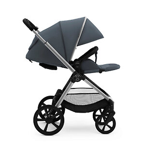 Капюшон прогулочного блока очень большой, закрывает ребенка с ногами