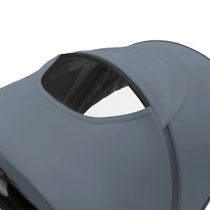 На капоре есть смотровое окошко со шторкой