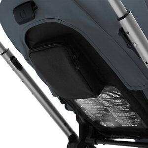 На обратной стороне спинки есть кармашек-пенал для мелочей