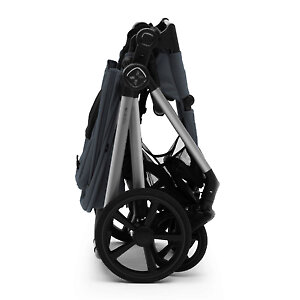 Коляска складывается книжкой вместе с установленным прогулочным блоком