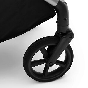 Передние колеса вращаются на 360 градусов, обеспечивая маневренность коляски, есть фиксаторы