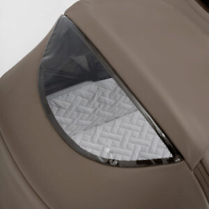 Уникальное решение - в капоре люльки есть смотровое окошко со шторкой