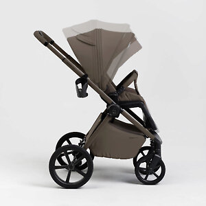 Капюшон регулируется по высоте, а подножка по длине