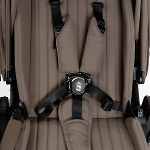 Надежные пятиточечные ремни с магнитным замком и мягкими накладками