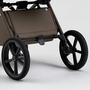 Большие задние колеса из мягкой резины с пружинными амортизаторами и удобная педаль тормоза